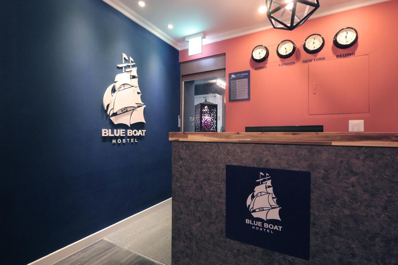 Blueboat Hostel Jeonju Bagian luar foto