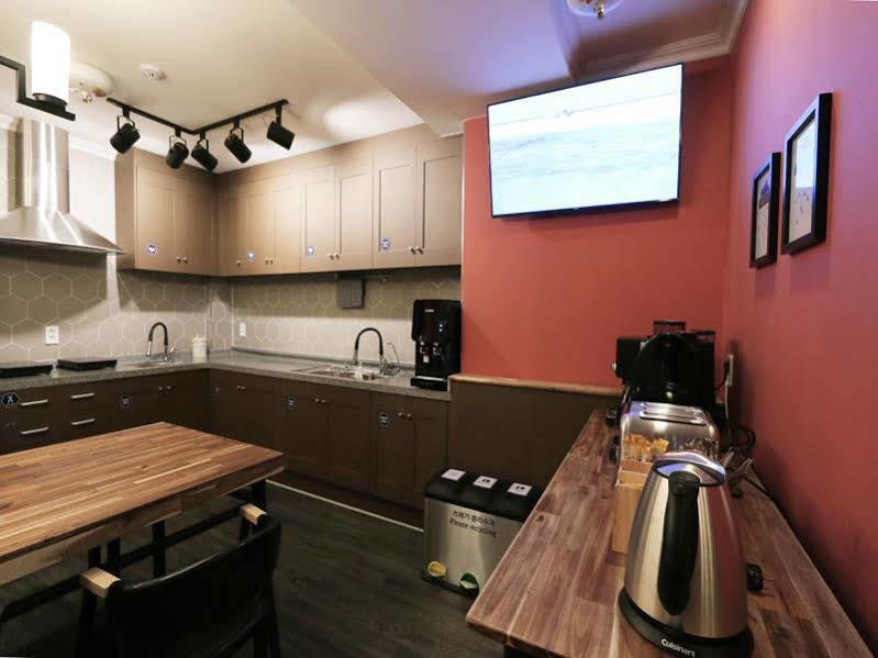 Blueboat Hostel Jeonju Bagian luar foto