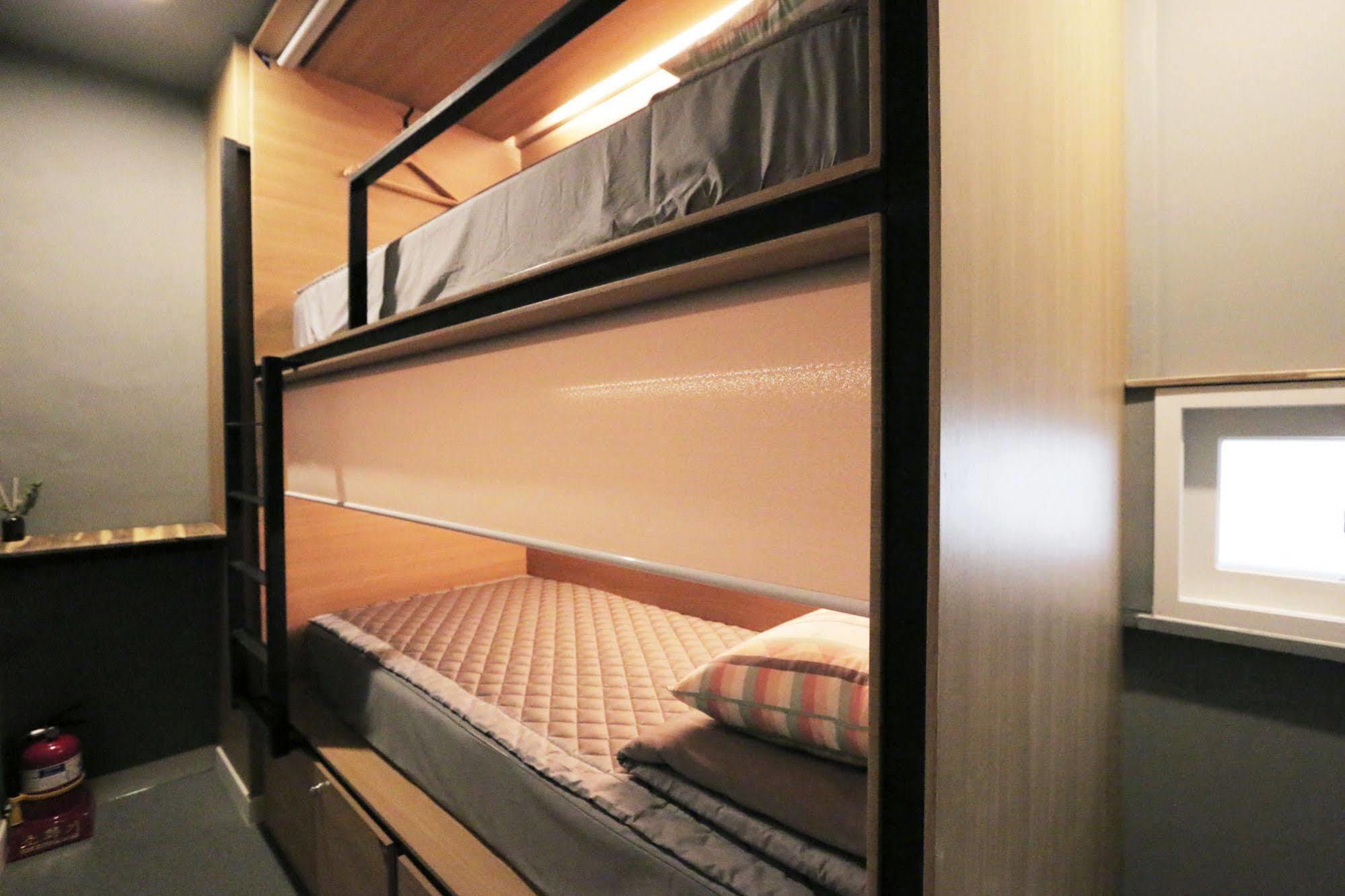 Blueboat Hostel Jeonju Bagian luar foto