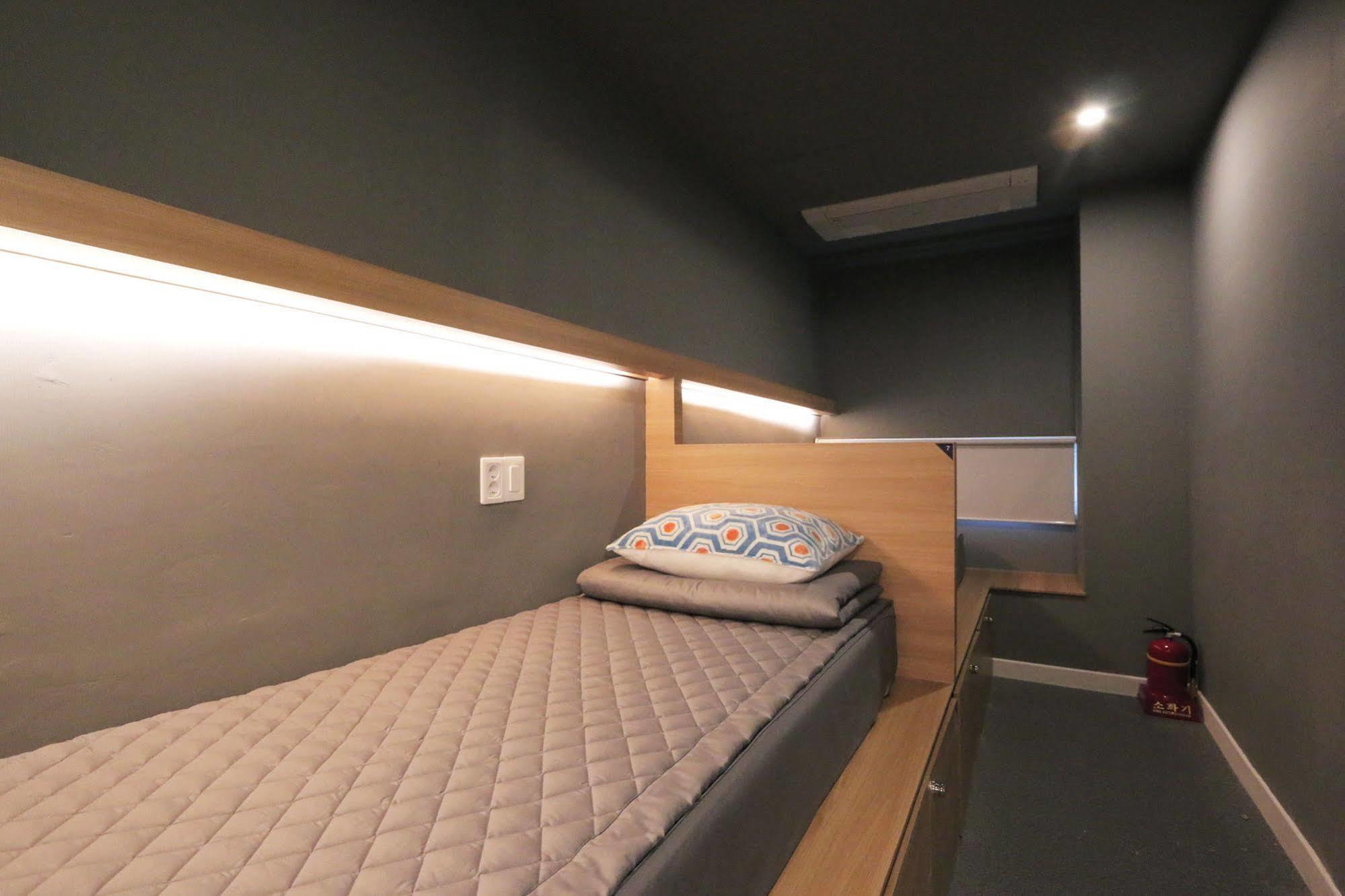 Blueboat Hostel Jeonju Bagian luar foto