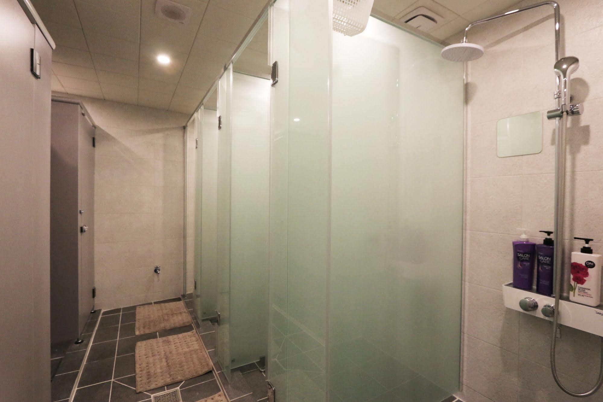 Blueboat Hostel Jeonju Bagian luar foto