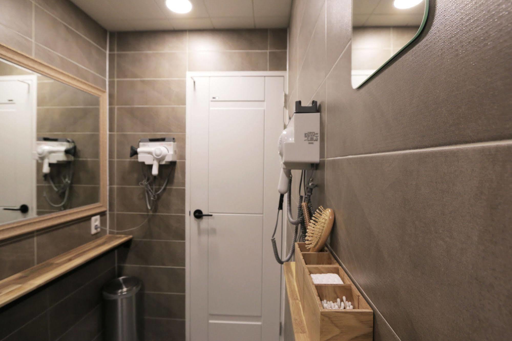 Blueboat Hostel Jeonju Bagian luar foto