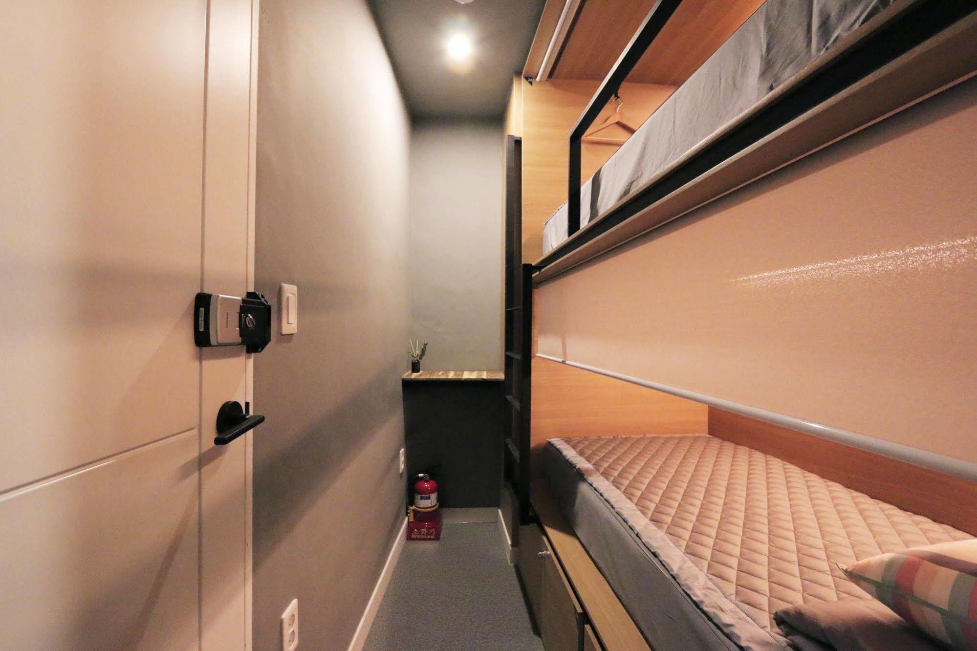 Blueboat Hostel Jeonju Bagian luar foto