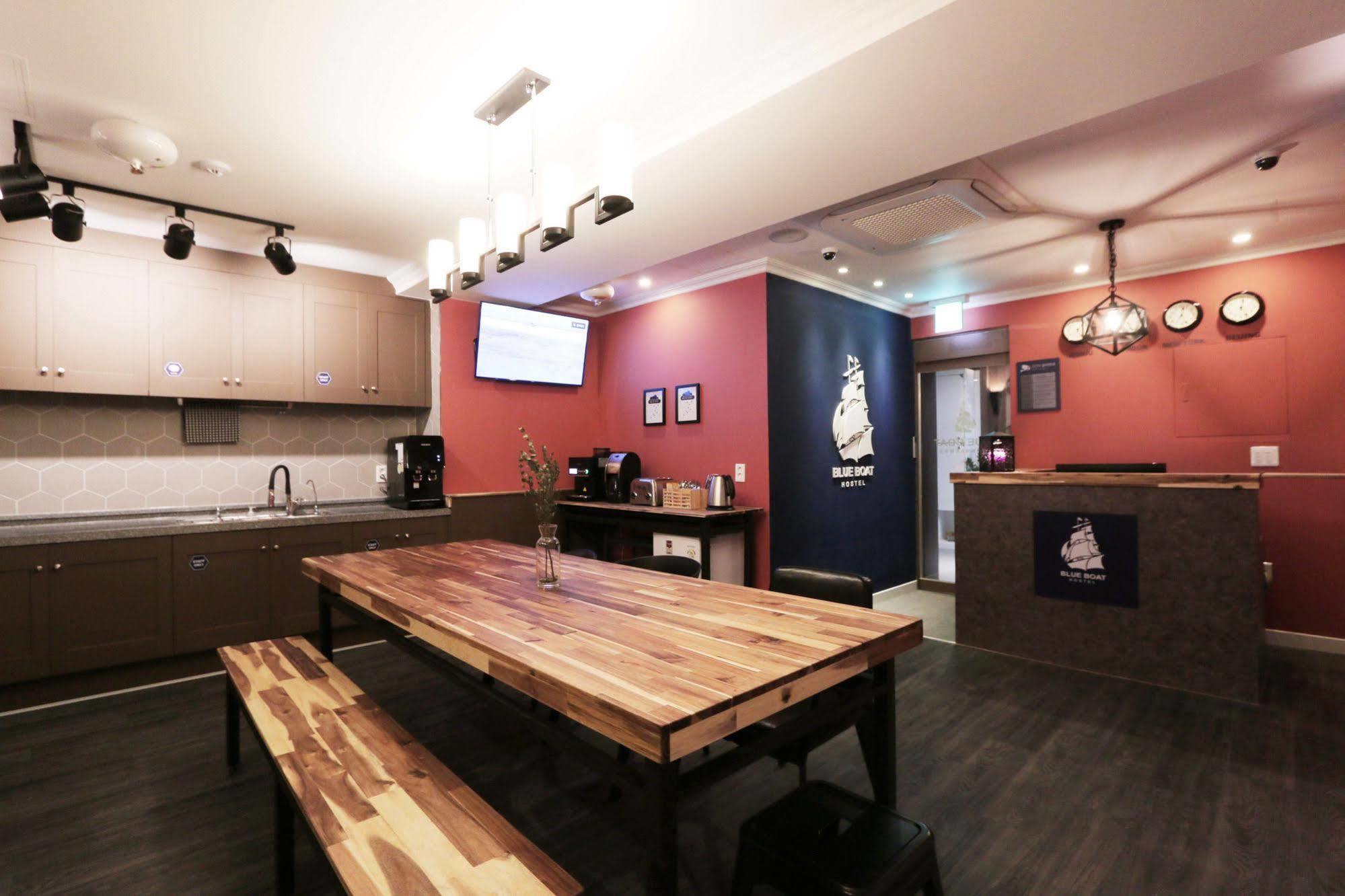 Blueboat Hostel Jeonju Bagian luar foto